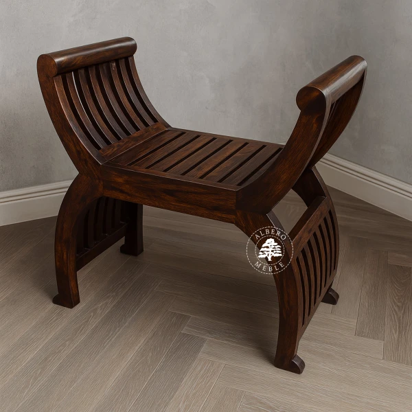 Niskie siedzisko drewniane z oparciem do przedpokoju