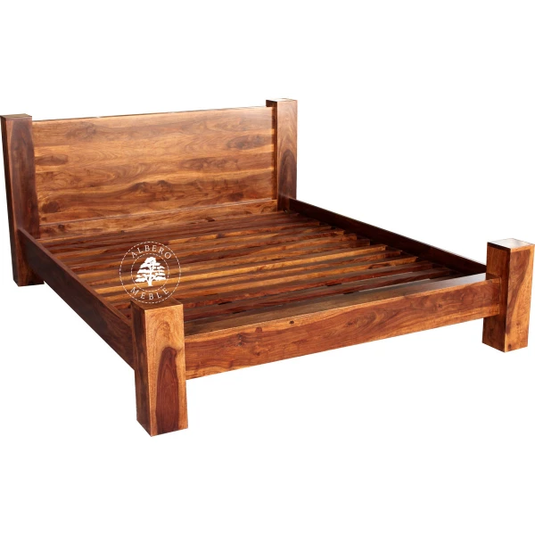 Nowoczesne łózko drewniane Goa na czterech nogach z bali