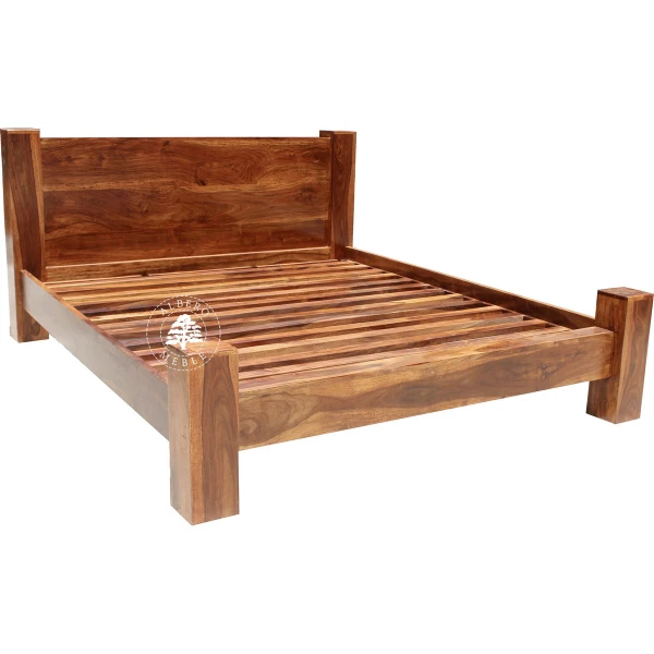 Nowoczesne łózko drewniane Goa na czterech nogach z bali