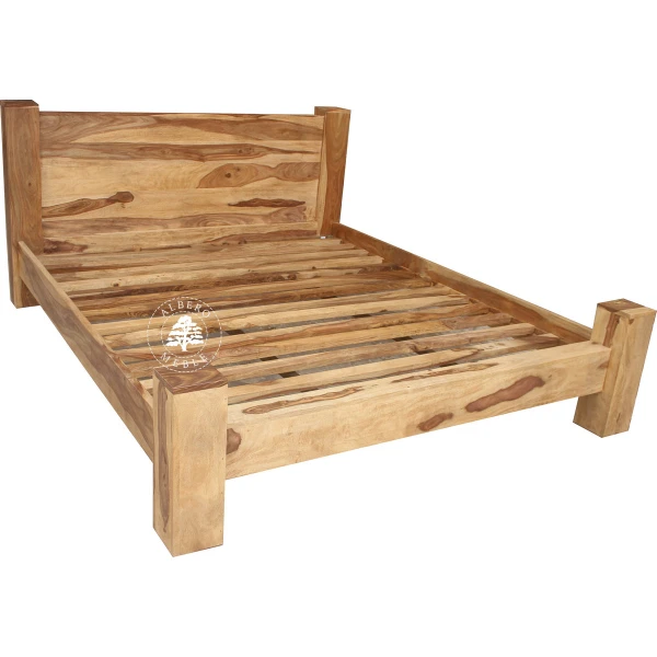 Nowoczesne łózko drewniane Goa na czterech nogach z bali