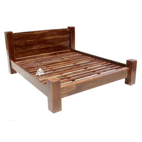 Nowoczesne łózko drewniane Goa na czterech nogach z bali