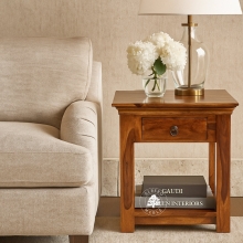 Wysoki stolik kawowy z klasycznym gzymsem wykonany z drewna