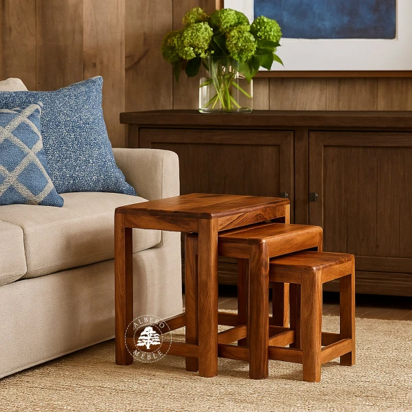 Komplet trzech klasycznych stolików drewnianych