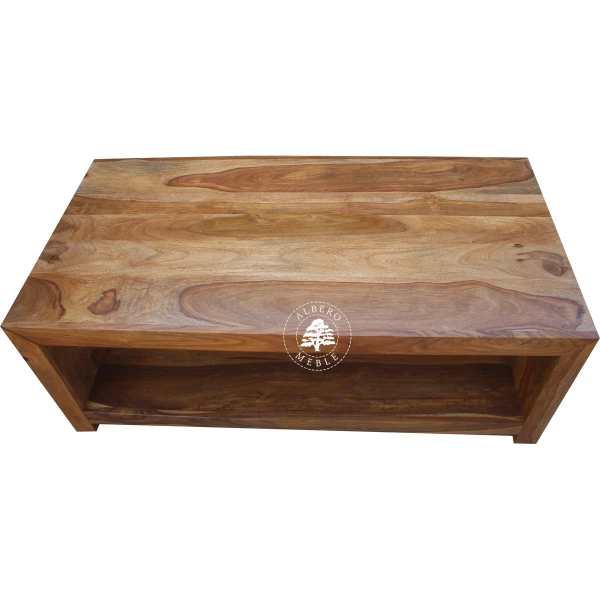 Prosty drewniany stolik kawowy z dolną półką