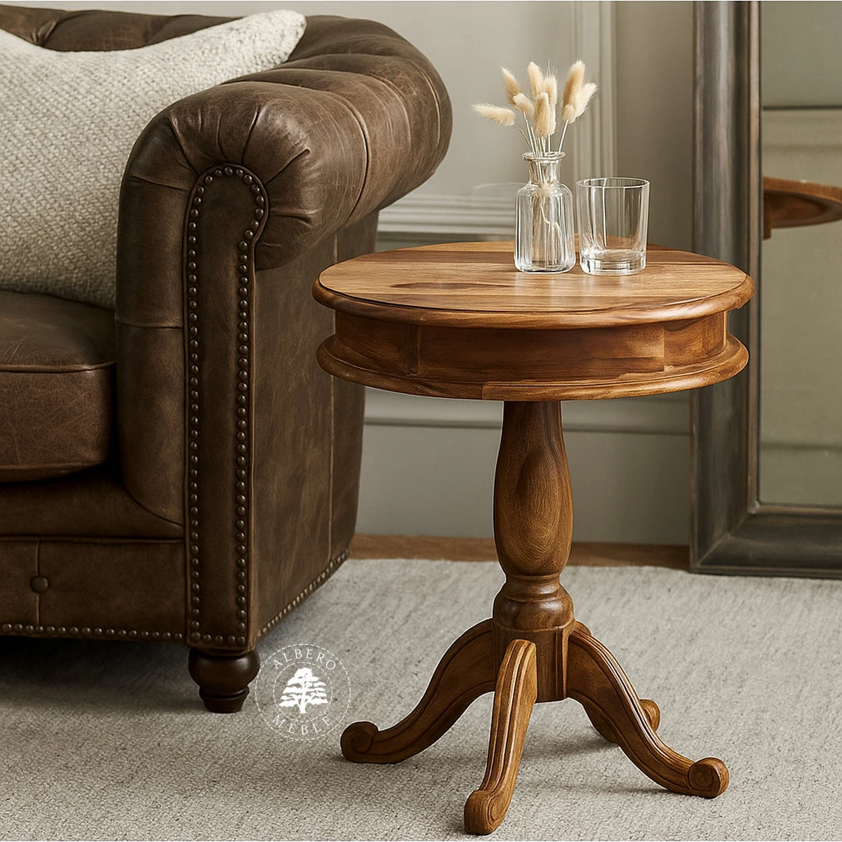 Okrągły stolik kawowy na klasycznej drewnianej nodze