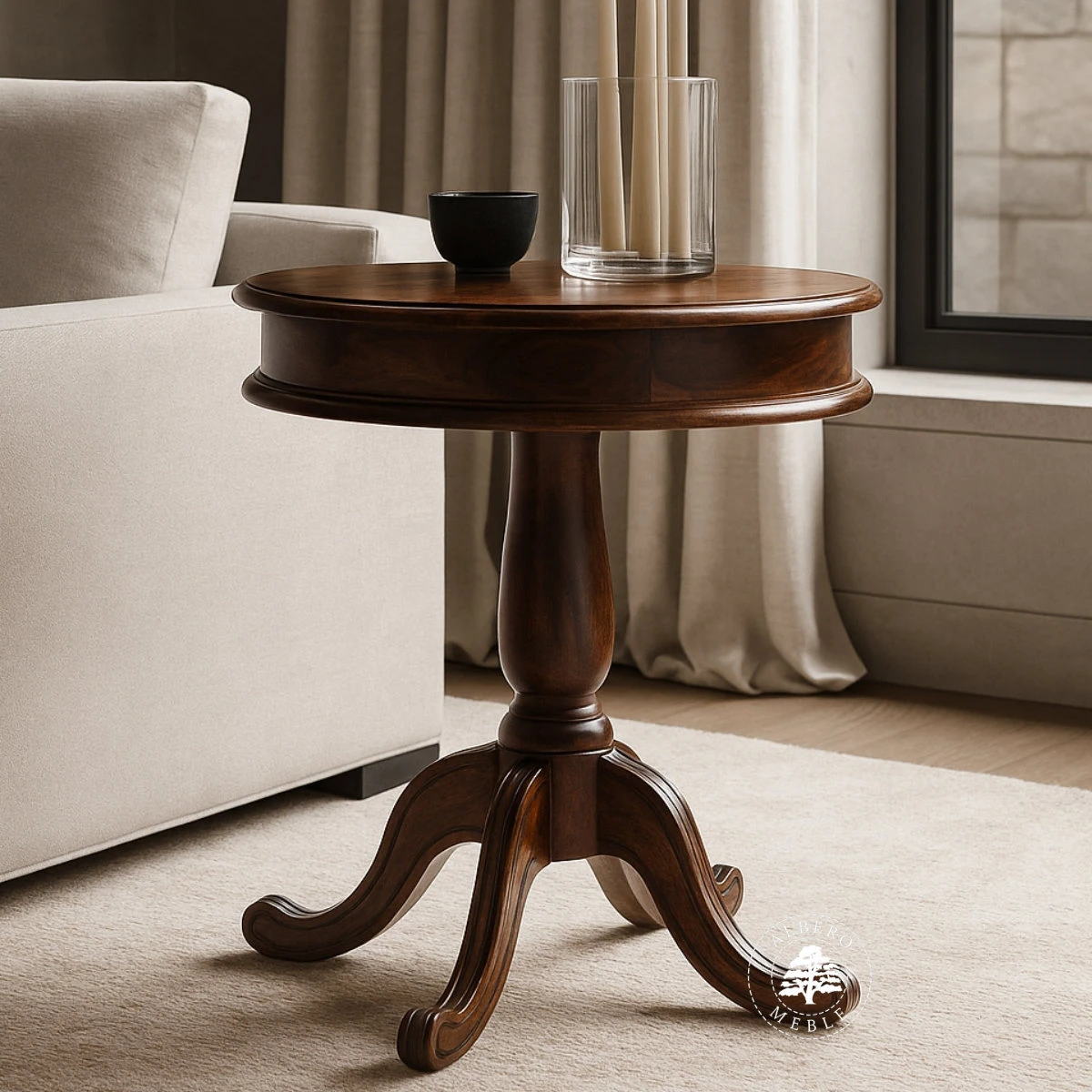 Okrągły stolik kawowy na klasycznej drewnianej nodze