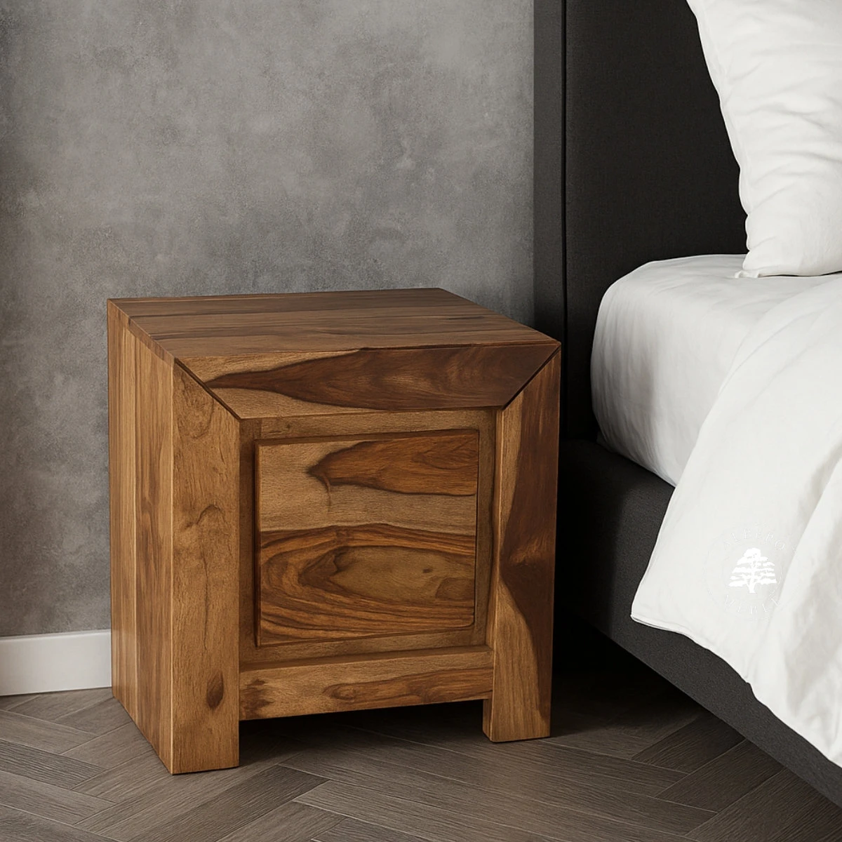 Szafka nocna Goa z drewnianymi drzwiami