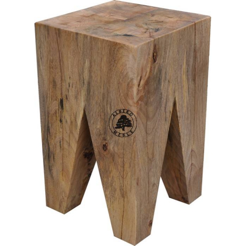 Solidny i masywny stołek z bali drewnianych