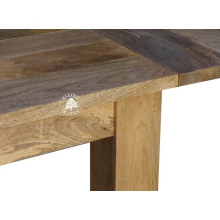 Stół drewniany w naturalnym kolorze