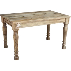 Klasyczny stół drewniany z jasnego drewna