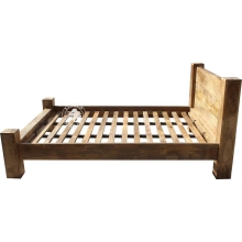 Duże łóżko z drewna na nogach z bali drewnianych 