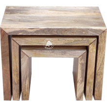 Zestaw trzech stolików z naturalnego jasnego drewna