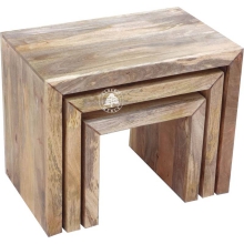 Zestaw trzech stolików z naturalnego jasnego drewna