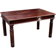 Stylowy stół drewniany na toczonych nogach