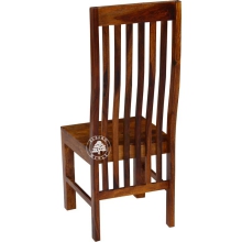 Drewniane krzesło z wyprofilowanym oparciem