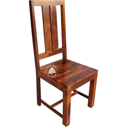 Proste formą krzesło drewniane