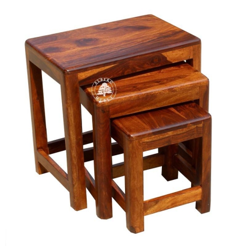 Komplet trzech klasycznych stolików drewnianych